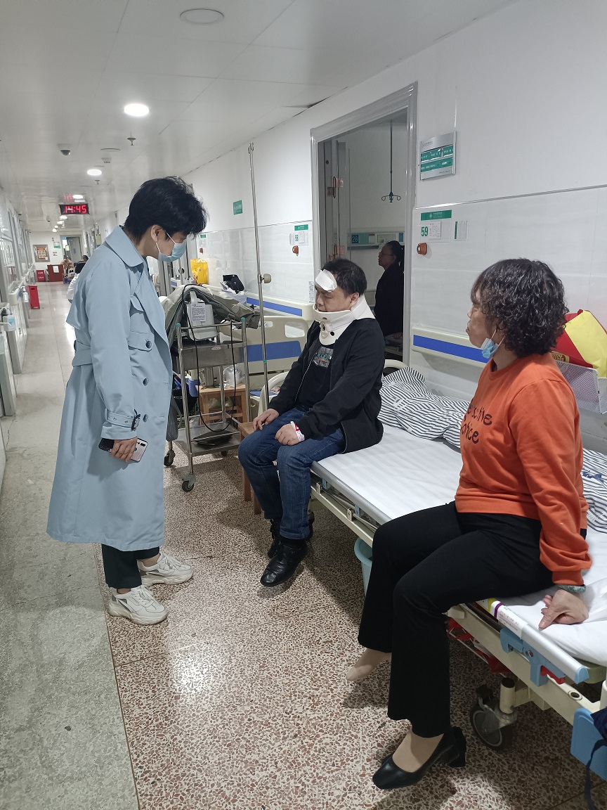 社区书记看望特困户.jpg 社区书记看望特困户.jpg