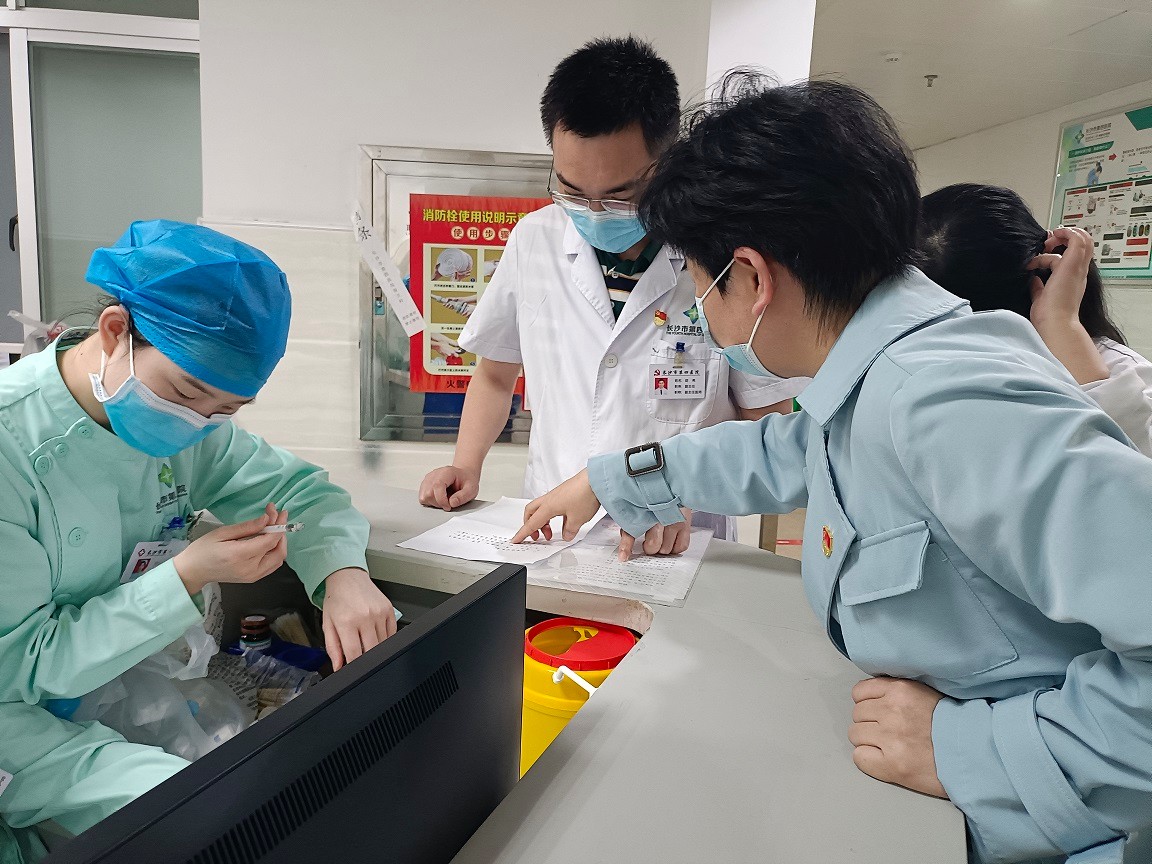 社区书记找医生办理手续.jpg 社区书记找医生办理手续.jpg