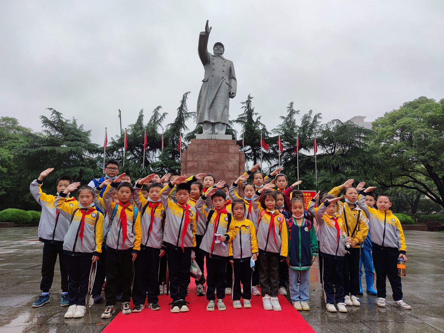 学生正在宣誓.jpg 学生正在宣誓.jpg