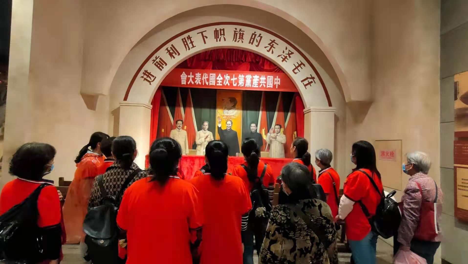 认真参观学习的党员同志们.jpg 认真参观学习的党员同志们.jpg