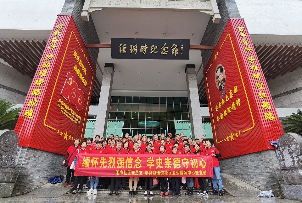 在任弼时纪念馆前的集体照.jpg 在任弼时纪念馆前的集体照.jpg