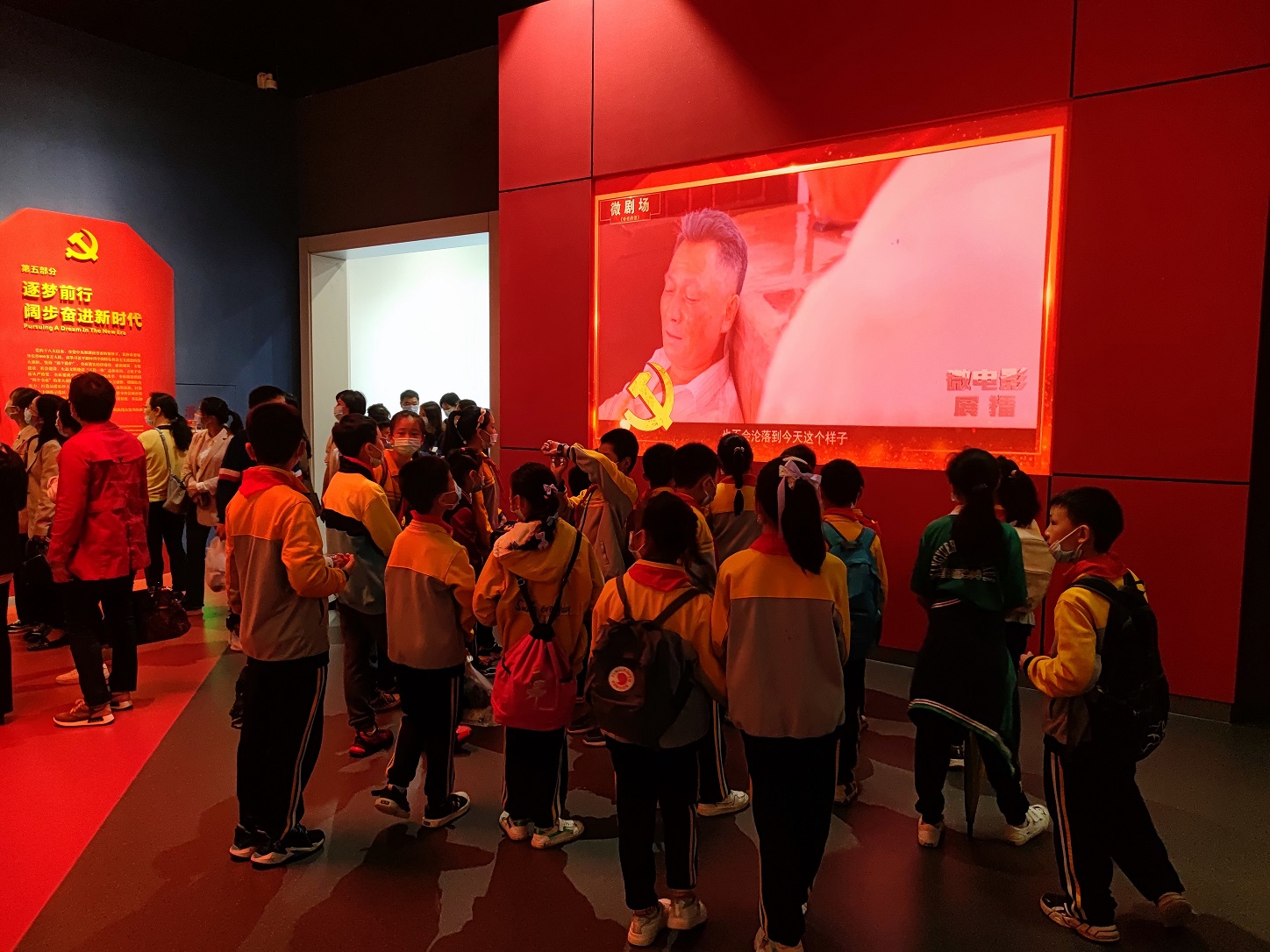 学生观看微电影展播.jpg 学生观看微电影展播.jpg