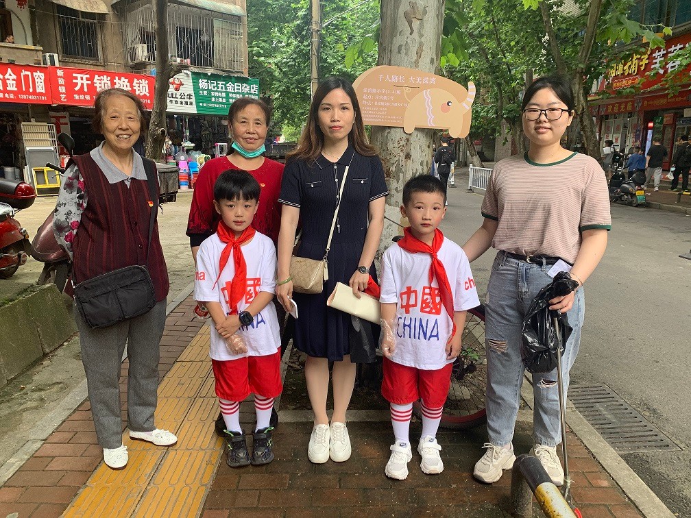 社区工作人员、党员、学生家长认领责任田合影.jpg 社区工作人员、党员、学生家长认领责任田合影.jpg