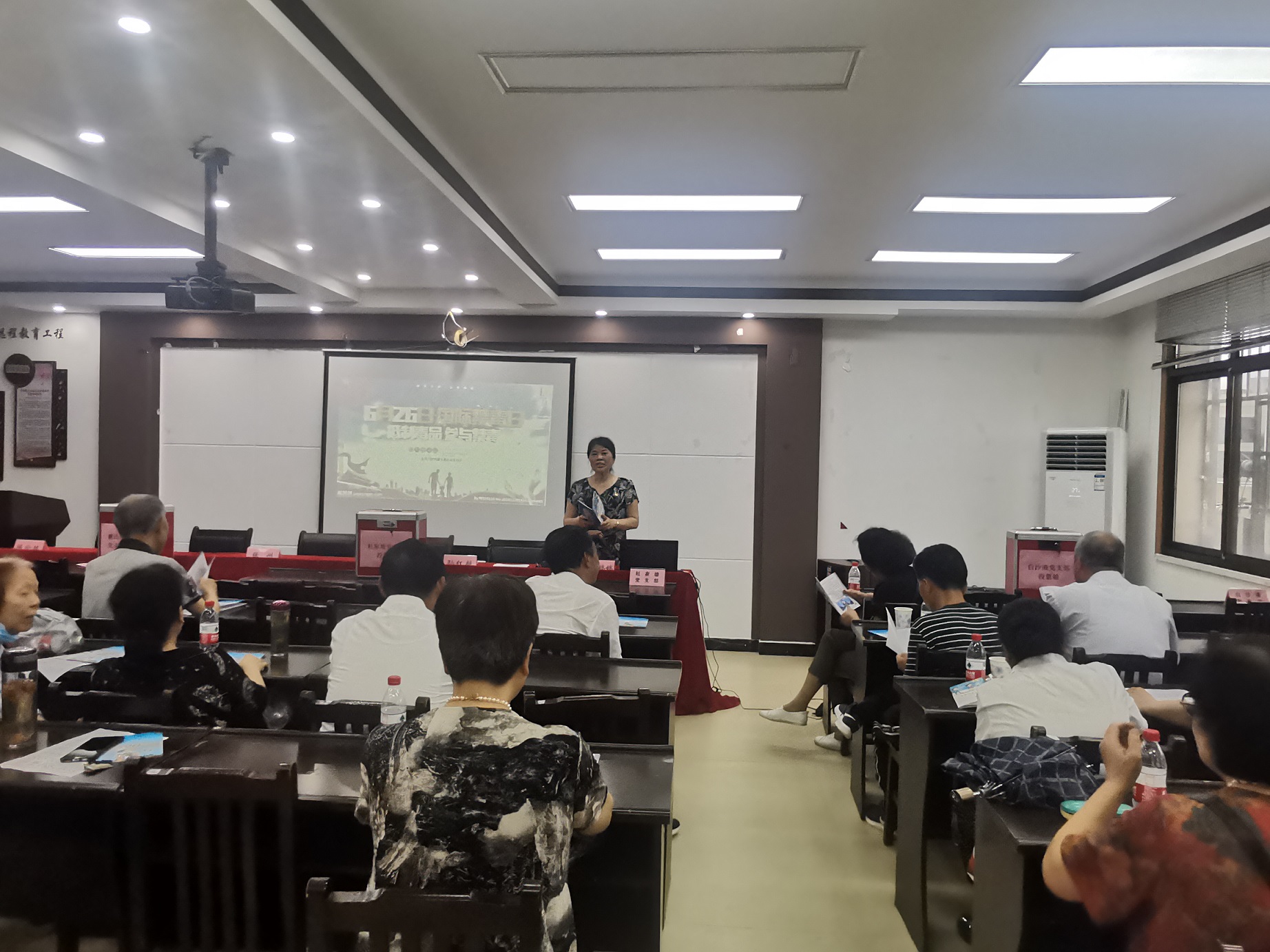 李曦禁毒会长为大家授课.jpg