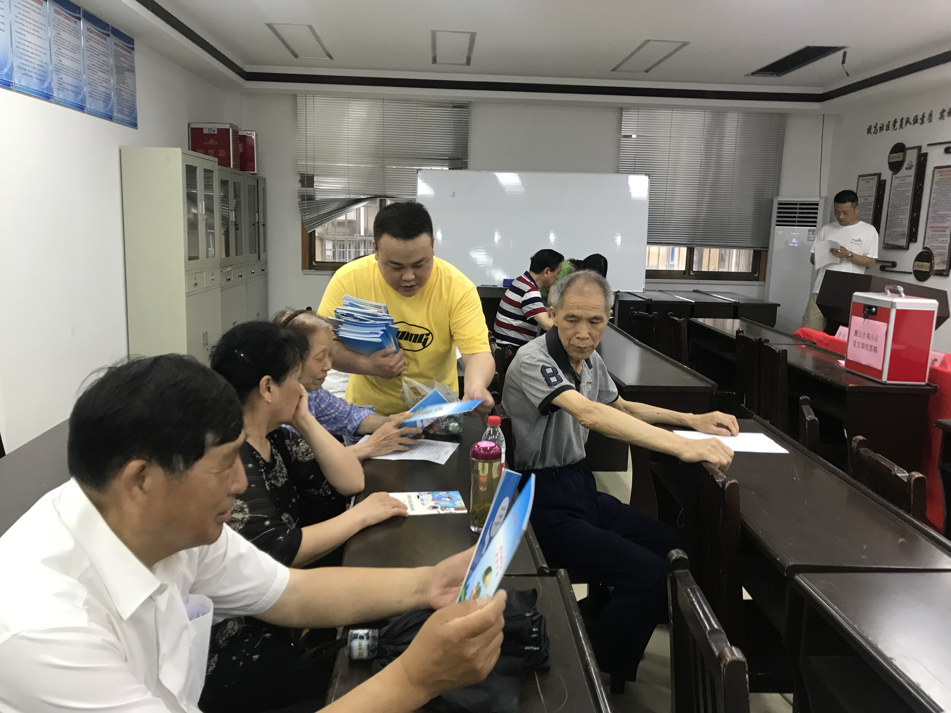 课前发放宣传资料.jpg
