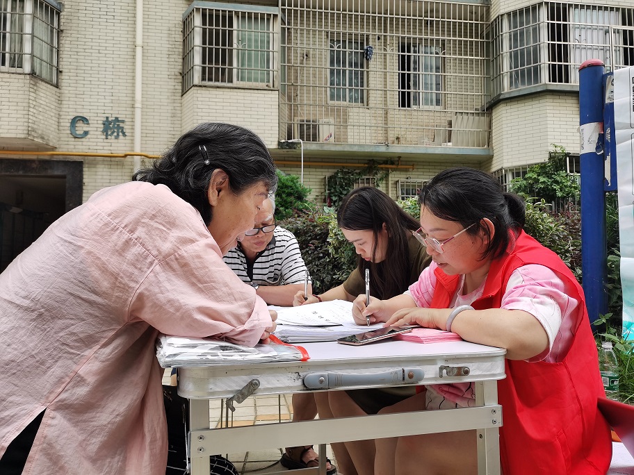 望月湖社区卫生服务中心钟鹰医生为居民登记基本信息.jpg 望月湖社区卫生服务中心钟鹰医生为居民登记基本信息.jpg