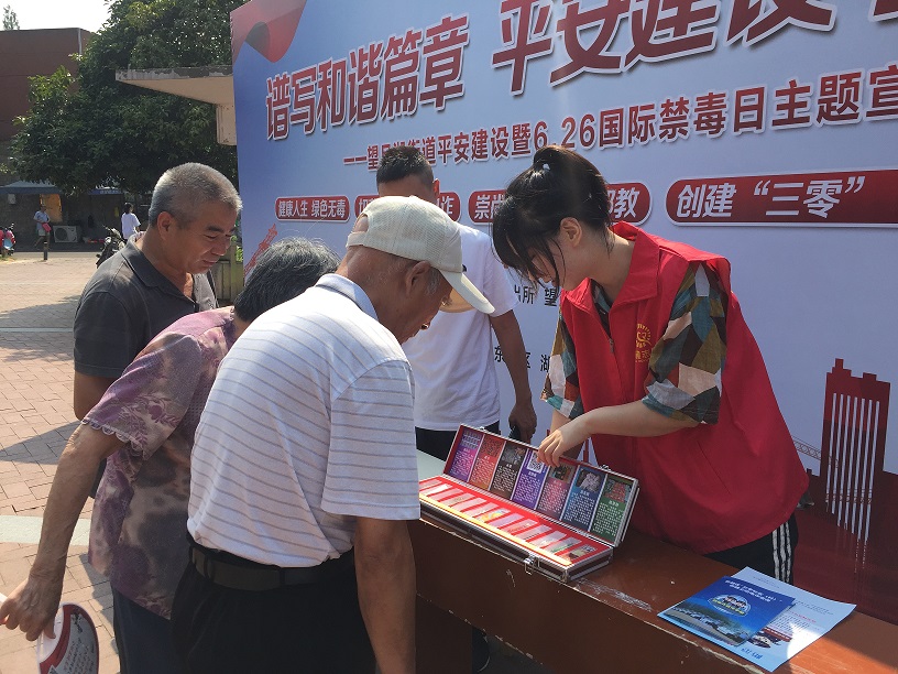 展示多种毒品样品.jpg 展示多种毒品样品.jpg