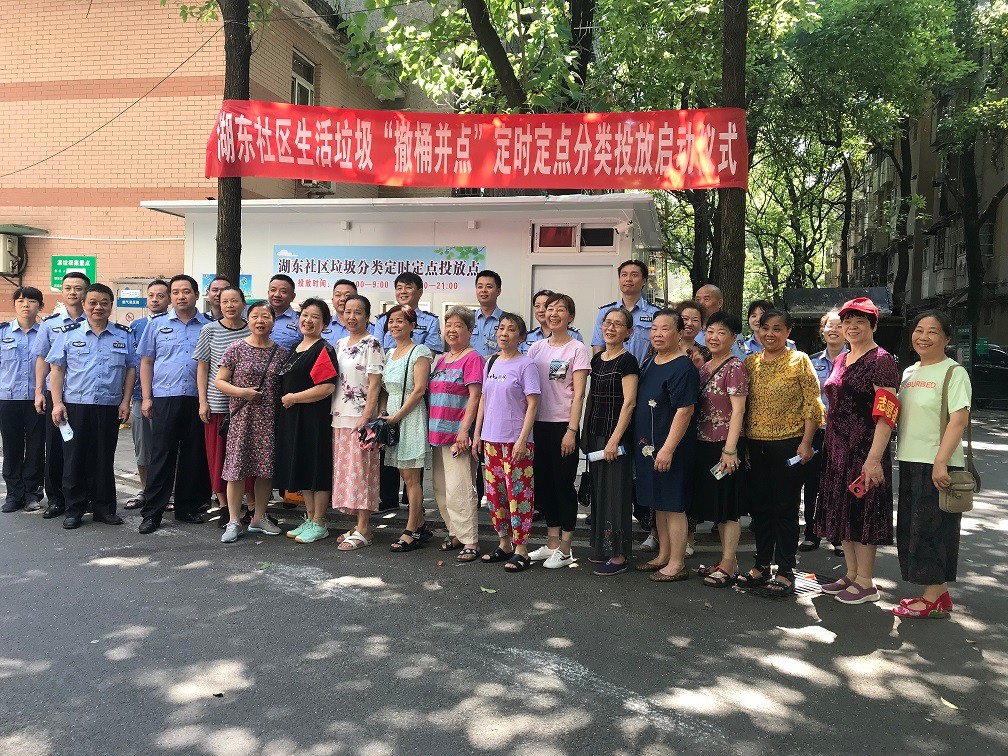 中队队员与志愿者垃圾分类合影.jpg 中队队员与志愿者垃圾分类合影.jpg