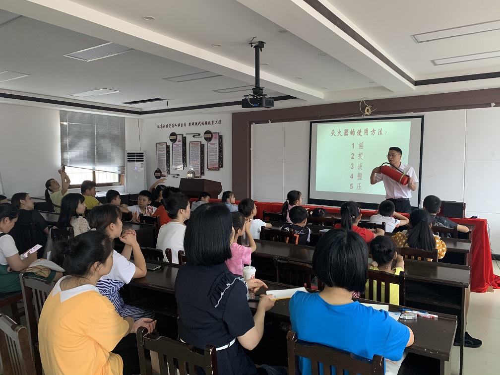 陈教官示范灭火器的使用方法.jpg