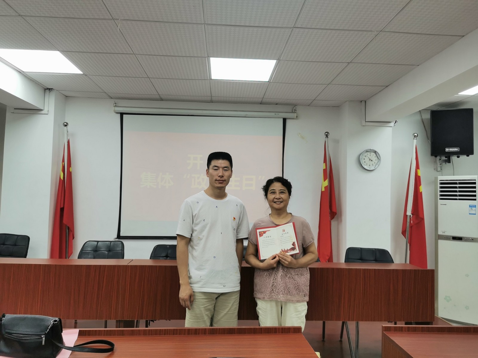 第二党支部书记为党员张燕送“生日贺卡.jpg 第二党支部书记为党员张燕送“生日贺卡.jpg