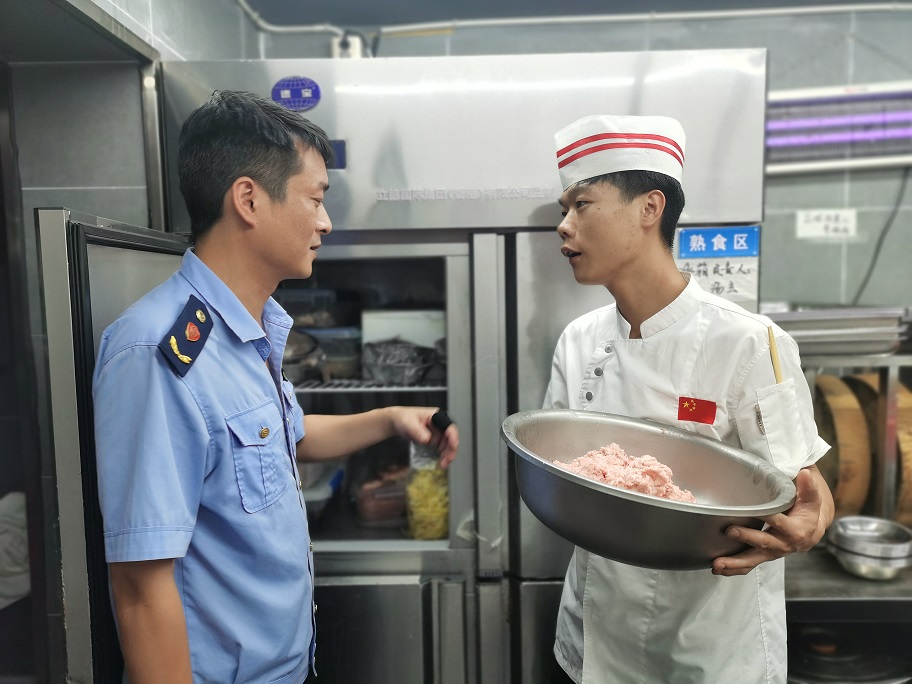 对餐饮门店冰箱食品存放问题进行指导.jpg 对餐饮门店冰箱食品存放问题进行指导.jpg
