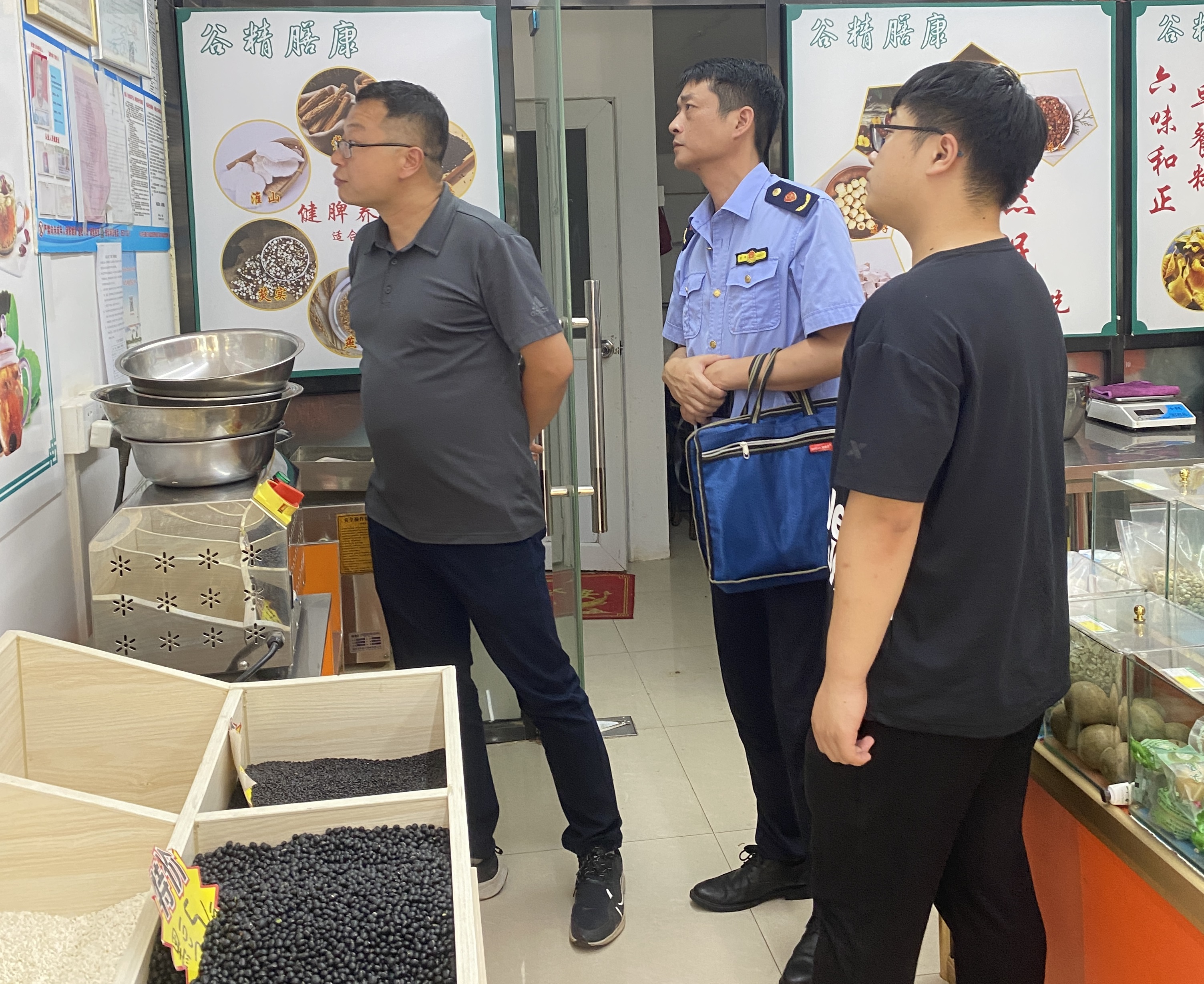 葛昊主任对相关门店公示牌进行查看.jpg 葛昊主任对相关门店公示牌进行查看.jpg