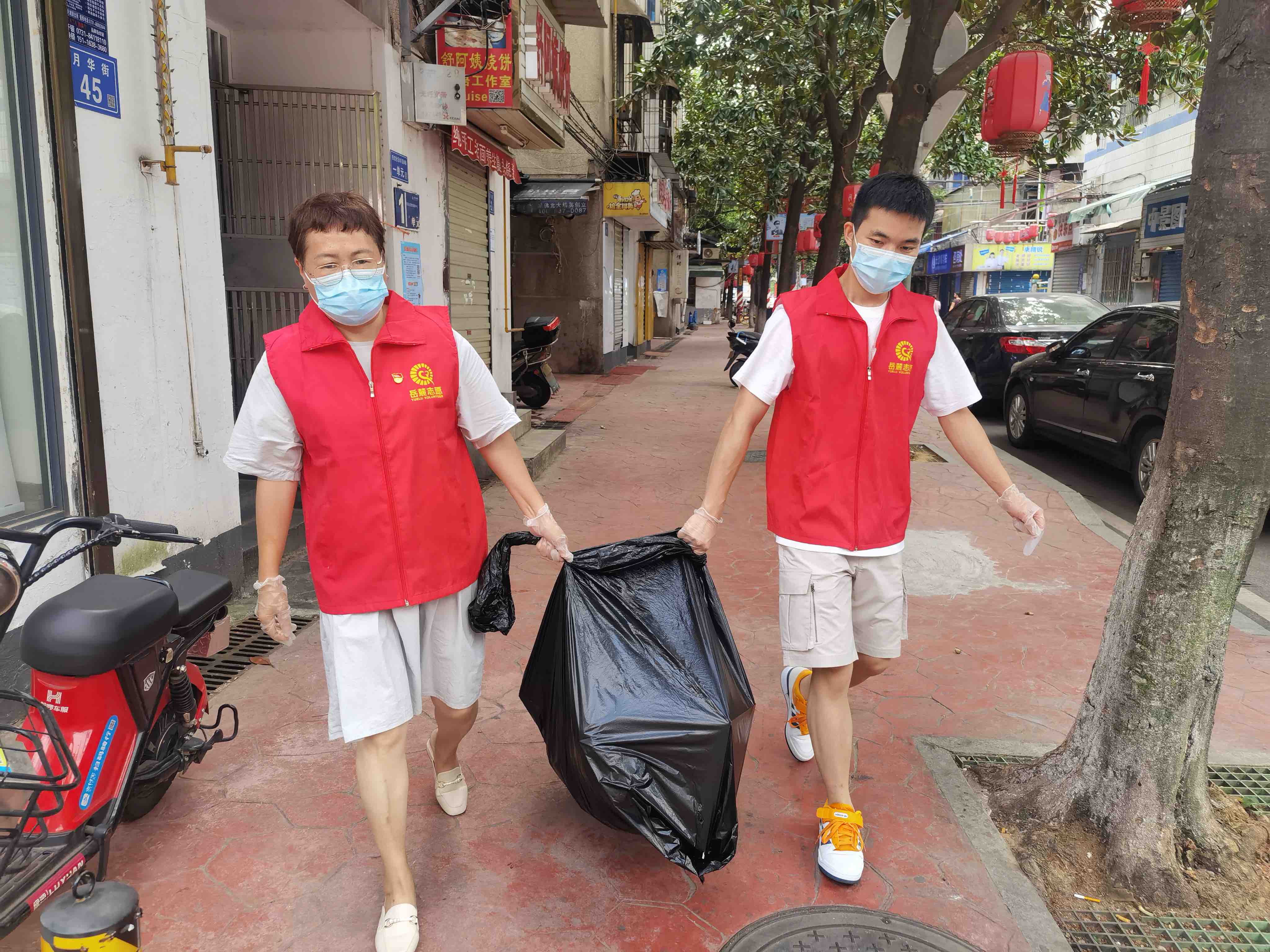 网格管理员清理“五包一”对象生活垃圾 2.jpg 网格管理员清理“五包一”对象生活垃圾 2.jpg