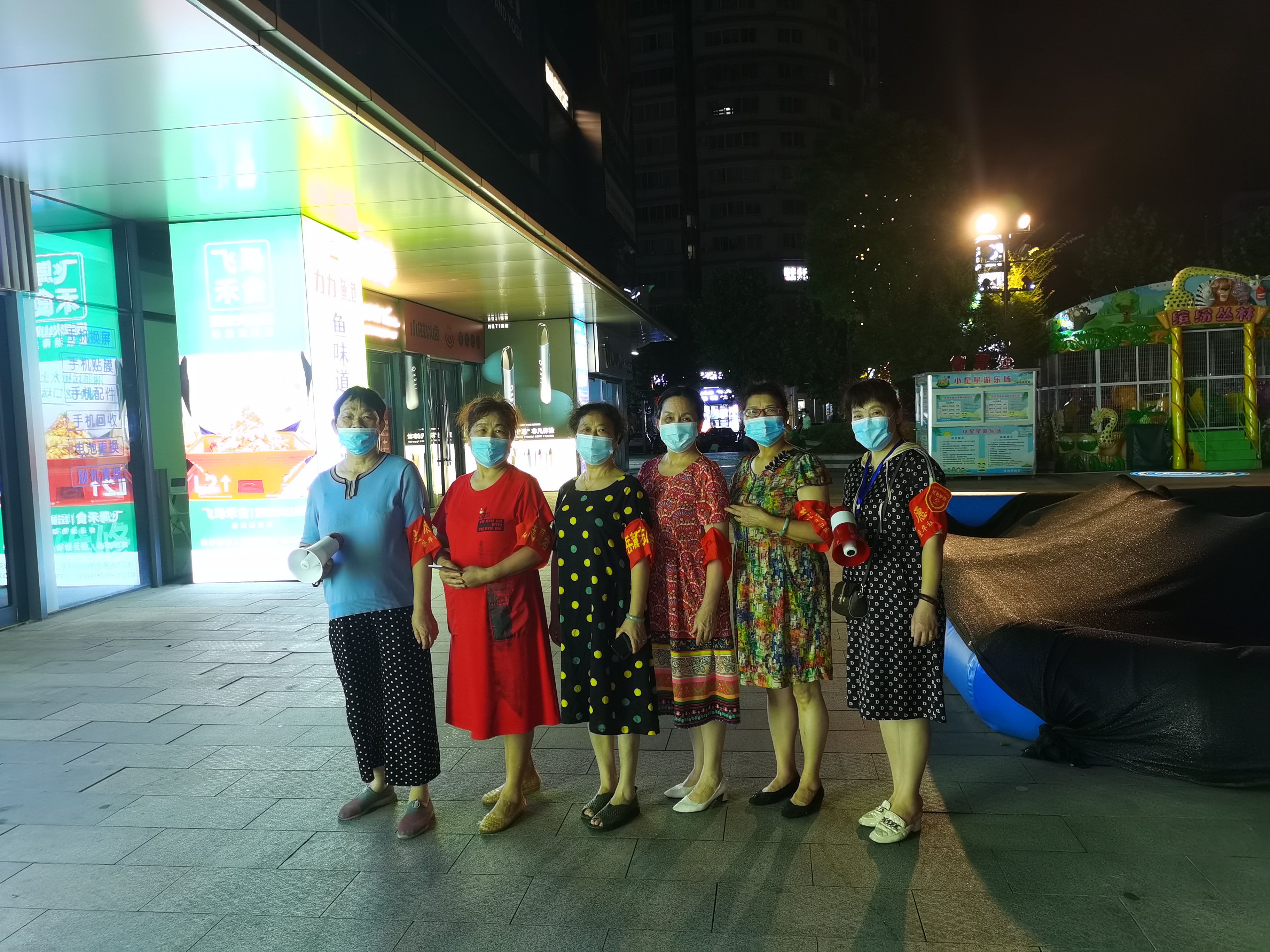 警嫂奶奶团夜间巡逻值守.jpg