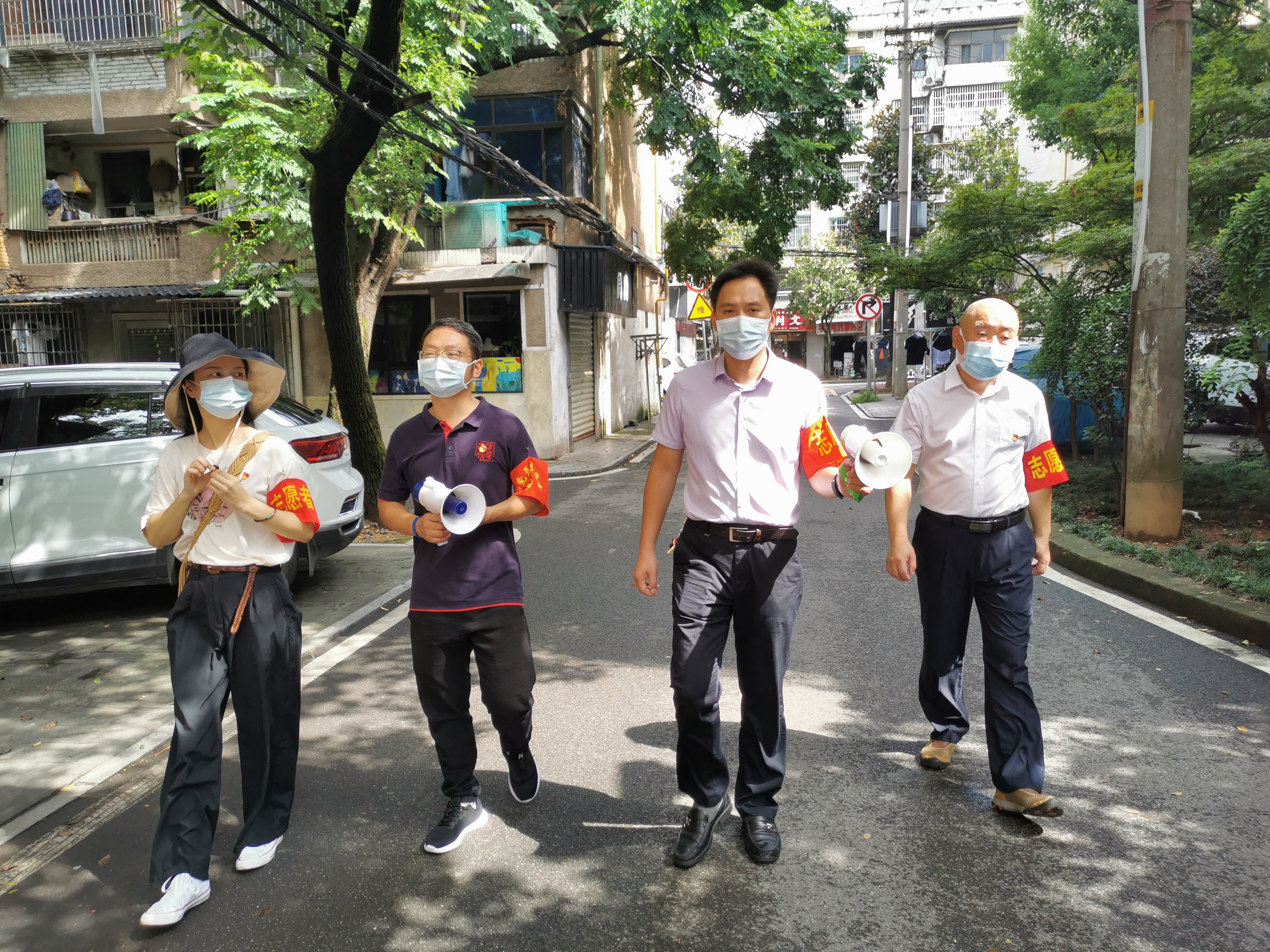 市委编办党员志愿者在辖区内进行疫情防控流动宣传.jpg 市委编办党员志愿者在辖区内进行疫情防控流动宣传.jpg