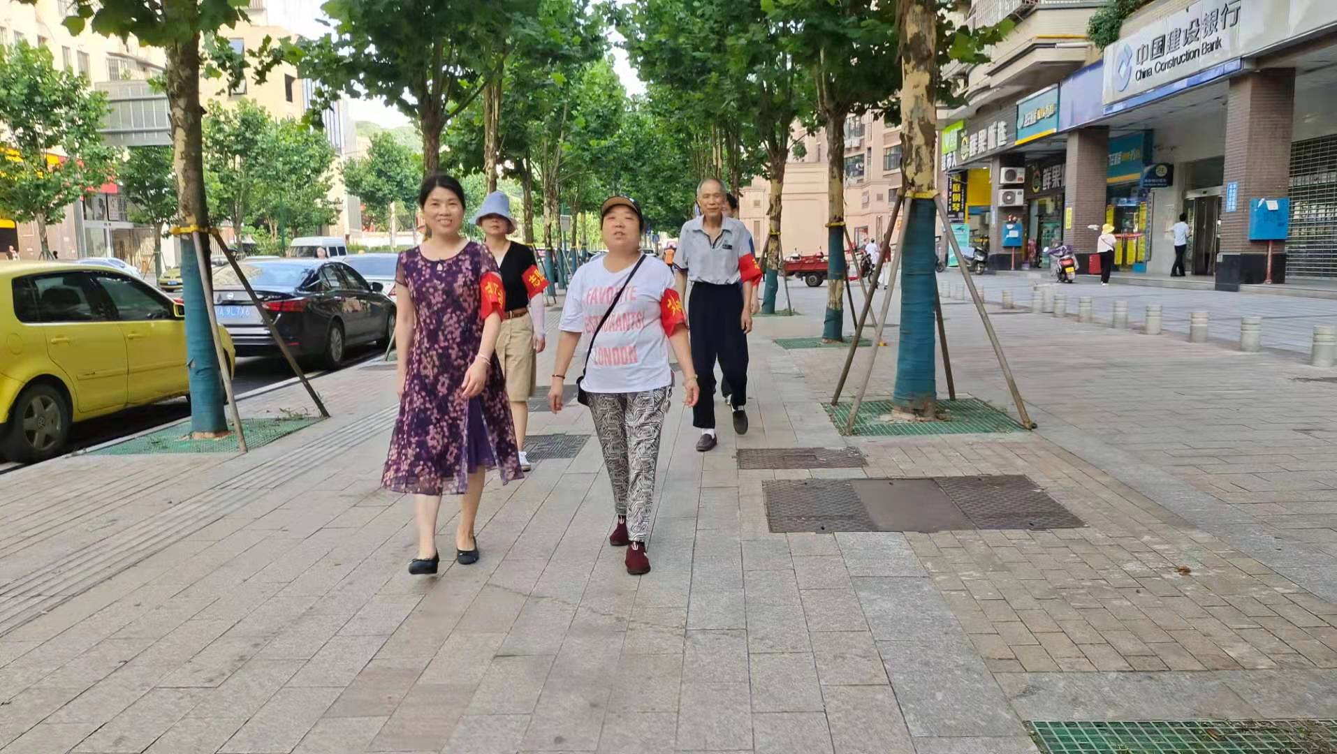 志愿者巡逻.jpg