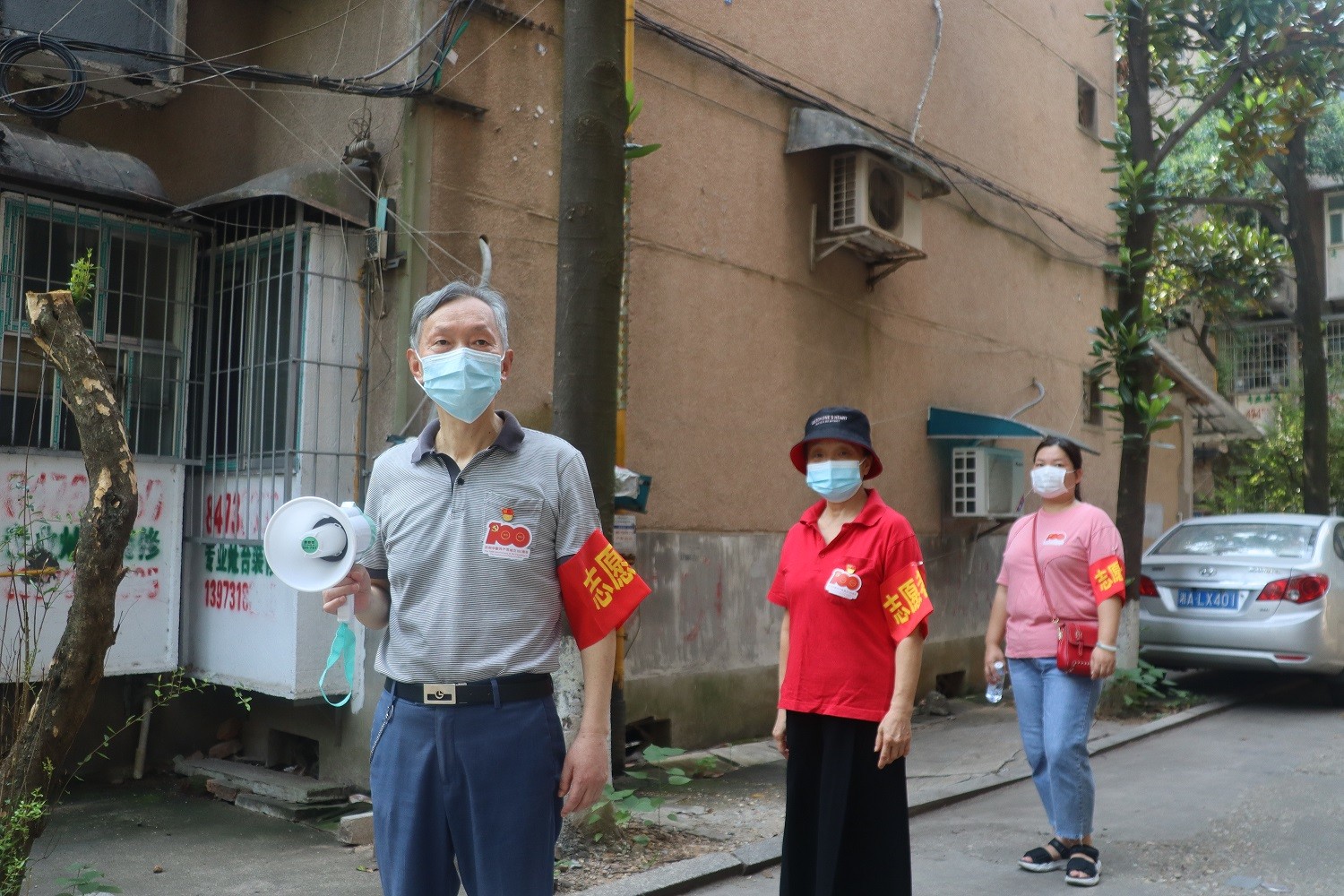 志愿者巡回播放喇叭.jpg 志愿者巡回播放喇叭.jpg