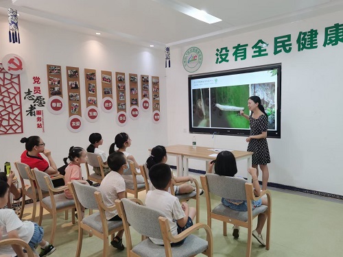 孩子们聚精会神地听讲.jpg