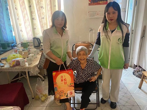 志愿者们为独居老人送上节日祝福.jpg