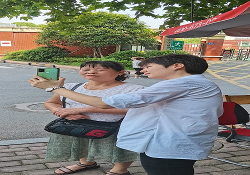 网格长指导居民下载国家反诈中心app.jpg 网格长指导居民下载国家反诈中心app.jpg