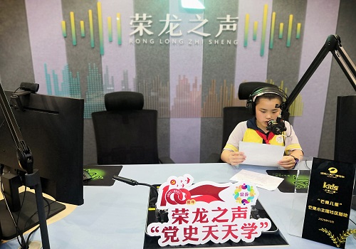 小主播录制反诈骗广播 (2).jpg 小主播录制反诈骗广播 (2).jpg