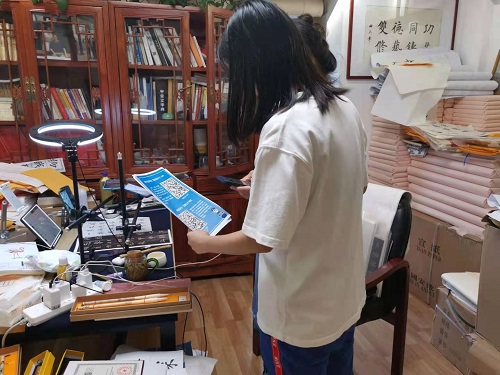 志愿者上门宣传.jpg 志愿者上门宣传.jpg