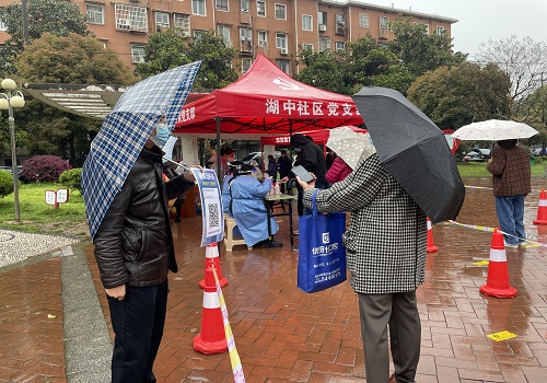 改大小 绵绵细雨中，长沙教育学院第一党支部党员王柱根拿着场所码给居民进行第二次扫码.jpg