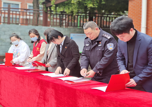 共建单位一起签订清廉共建协议.png 共建单位一起签订清廉共建协议.png