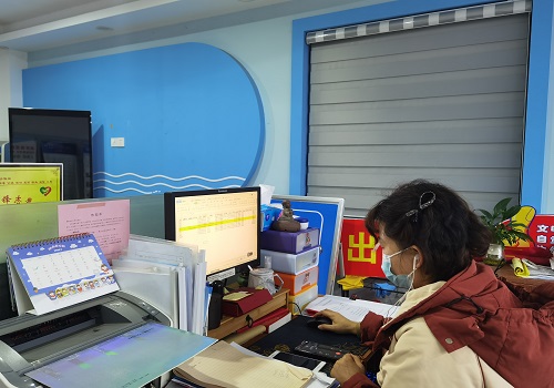 改大小 正在核对返岳人员信息的龙晓妍.jpg
