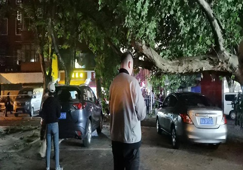 （改大小）网格员在现场维护秩序.jpg