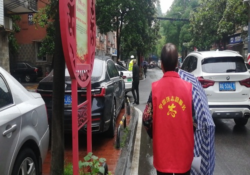 改大小 5月15日，志愿者协助交警疏通堵塞交通.jpg