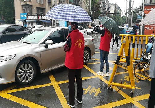 改大小  5月15日，湖中社区580志愿者在月宫街路口维护交通.jpg