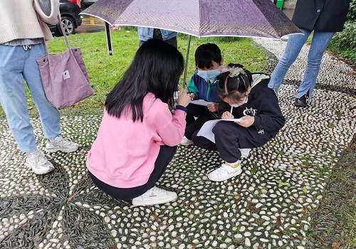 改大小 雨中相互学习的同学们.jpg