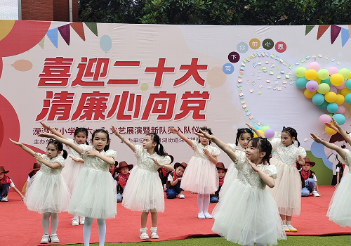 333溁湾路小学的同学们表演啦啦操舞蹈 吴蕾 供图.png