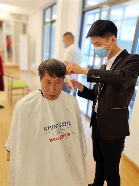 阳光社区惠民爱心义剪活动照片 (4).jpg