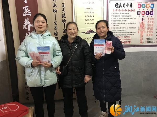 邻长发放慰问金和居民手册，居民喜笑颜开03.jpg