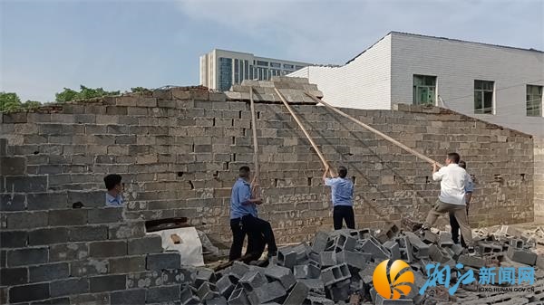 靳江社区组织人员手工对房屋墙体进行拆除.jpg