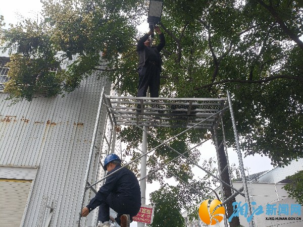 工作人员正在修复路灯02_副本.jpg 工作人员正在修复路灯02_副本.jpg