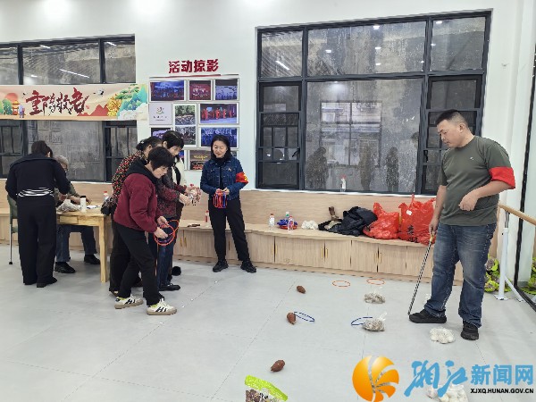 居民参加游园会小游戏_副本.jpg 居民参加游园会小游戏_副本.jpg