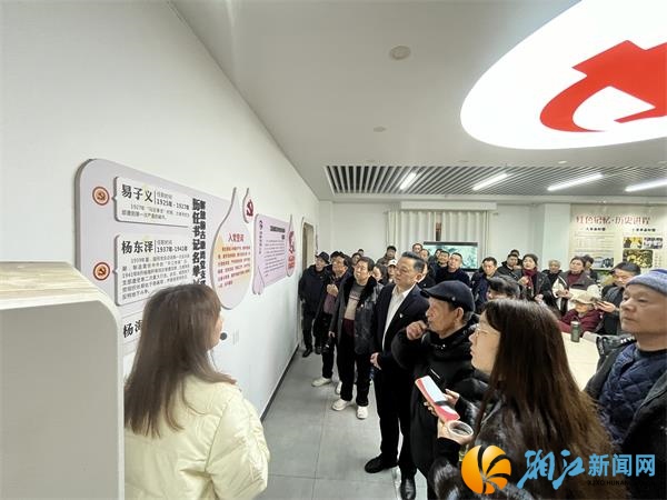 在中共古塘湾支部党史陈列厅,党员认真听讲解.jpg 在中共古塘湾支部党史陈列厅,党员认真听讲解.jpg