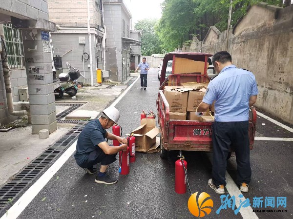 工作人员在小区更换灭火器_副本.jpg