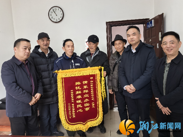 0128中海居民送锦旗_副本.png 0128中海居民送锦旗_副本.png
