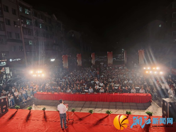 活动现场人头攒动,热闹非凡_副本.jpg 活动现场人头攒动,热闹非凡_副本.jpg