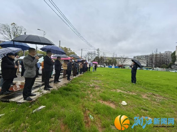 党员在社区重点工程建设现场观摩_副本.jpg