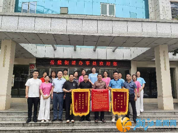 阳光小区居民和文艺团队给街道送锦旗_副本.jpg 阳光小区居民和文艺团队给街道送锦旗_副本.jpg