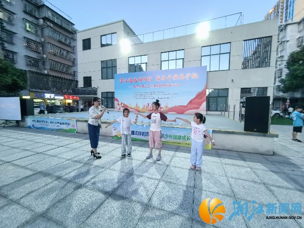 岳麓区家庭教育指导中心的主讲老师通过游戏引入家庭教育_副本.jpg 岳麓区家庭教育指导中心的主讲老师通过游戏引入家庭教育_副本.jpg