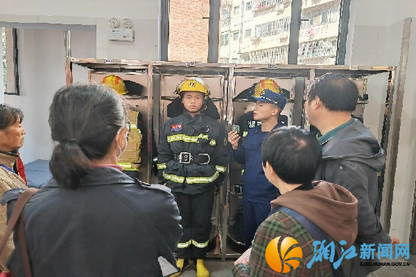 党员们学习各种消防安全知识.png