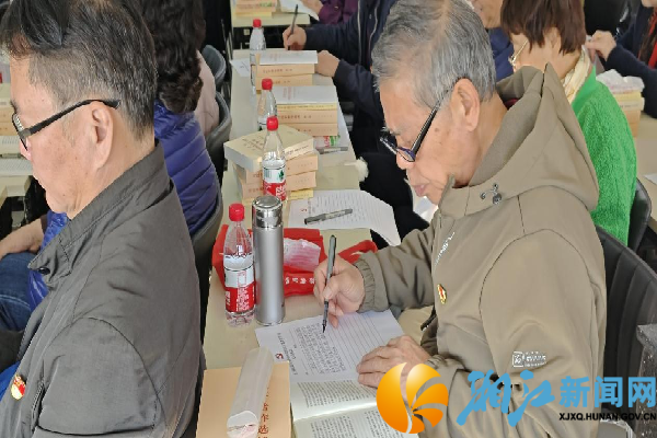 党员们认真学习.png
