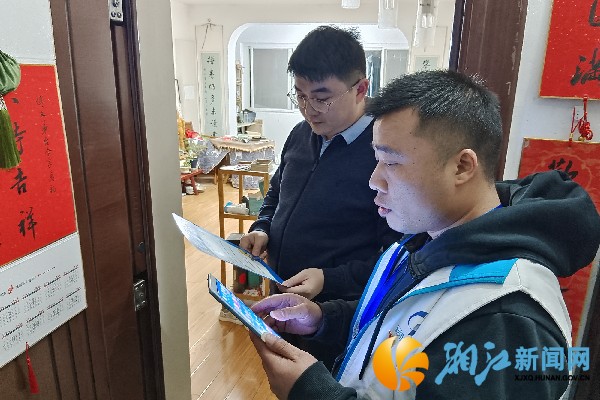 向调查户发放劳动力调查的相关宣传手册.jpg
