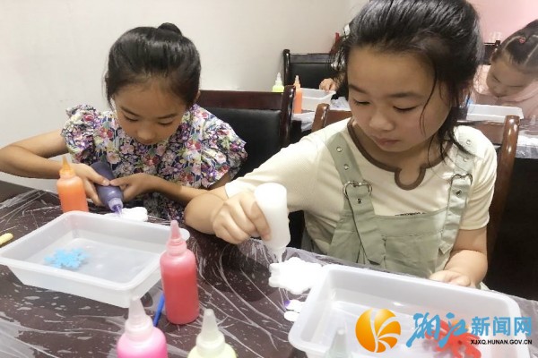 孩子们用水凝胶“制作水精灵”.jpg 孩子们用水凝胶“制作水精灵”.jpg